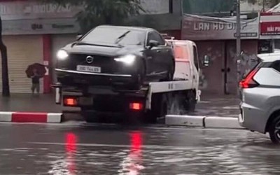 Tài xế xe cứu hộ "trèo" qua dải phân cách ngày mưa ngập bị phạt 5 triệu đồng