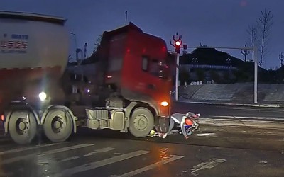 Người đàn ông đi xe máy thoát chết khi suýt bị xe tải cán trúng