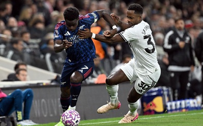 Arsenal hứng chịu chỉ trích dù dẫn đầu Ngoại hạng Anh