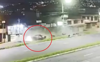 4 người tử vong khi ô tô đâm vào cột đèn ven đường