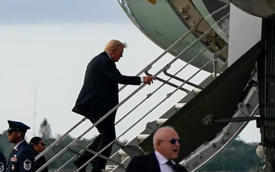 Nghi có “ổ bắn tỉa”, ông Trump phải lên chuyên cơ Không lực Một bằng cửa sau