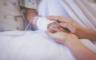 Bé trai 10 tuổi tử vong sau khi ăn quà vặt bạn cùng lớp cho