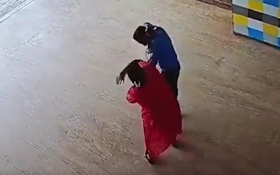 Người phụ nữ túm cổ áo, vô cớ tát nhân viên bảo vệ tòa nhà