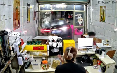 Mới lấy bằng, nữ tài xế lùi ô tô đâm thẳng vào cửa hàng ven đường