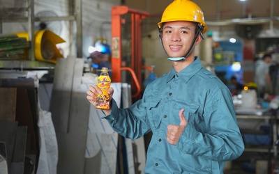 Giữa tiếng máy hàn và khói thép, người trẻ Việt tiếp năng lượng để nuôi dưỡng ước mơ