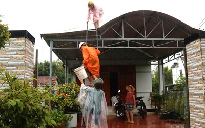 "Trời quang mưa tạnh", người dân Đà Nẵng vẫn căng mình ứng phó bão số 12