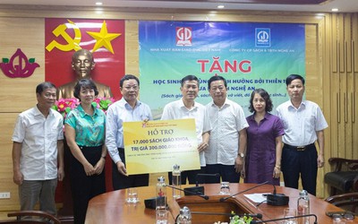 “Các em vùng khó chỉ mong có đủ sách để học, có vở để viết"