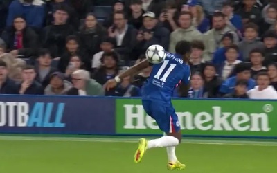 Sao trẻ Chelsea khiến CĐV "phát sốt" với pha xử lý ngẫu hứng