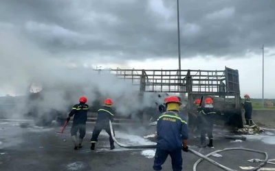 Xe tải bốc cháy dữ dội trên cao tốc, tài xế may mắn thoát nạn