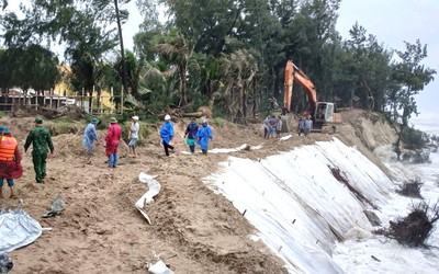 Bờ biển sụp xuống từng ngày và những bàn tay giữ làng, bám biển ở Đà Nẵng