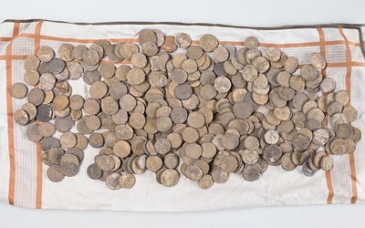 Dò kim loại, người đàn ông đào được kho báu chứa toàn vàng, bạc