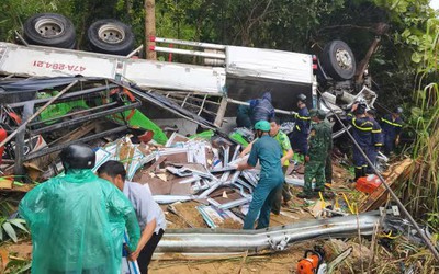 Xe tải chở gạch men bị lật, 2 người tử vong