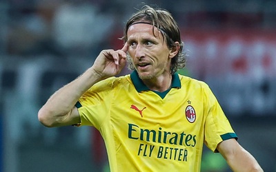 Luka Modric tặng các cầu thủ AC Milan điện thoại iPhone