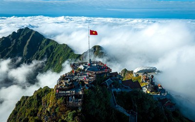 Lạc vào “miền cổ tích” trên đỉnh Fansipan mùa mây