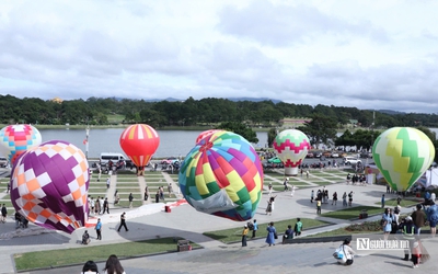 Đà Lạt bừng sáng trong sắc màu khinh khí cầu