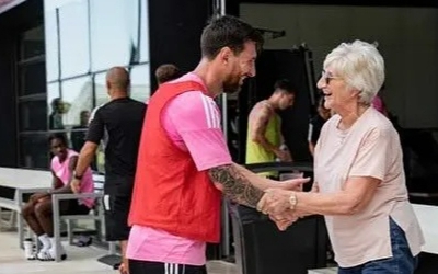 Mẹ của David Beckham xúc động khi lần đầu gặp Messi