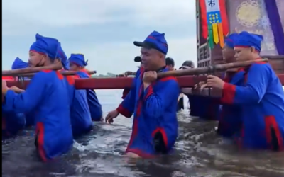 VIDEO: Xót xa cảnh đưa tang trong mưa lũ ở Huế