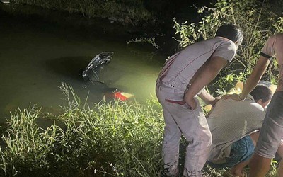 Xe ô tô lao xuống kênh, 4 người tử vong