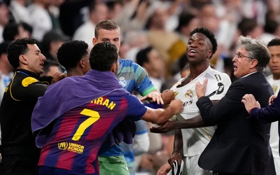 Cầu thủ Real Madrid và Barcelona ẩu đả dữ dội sau tiếng còi mãn cuộc