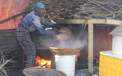 Làng nghề hơn 300 năm ở Hà Tĩnh, chỉ cần "nhìn màu nước" sông La