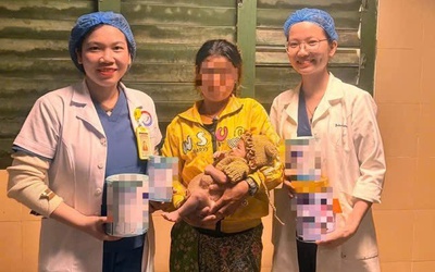 Trẻ 5 ngày tuổi nguy kịch vì mẹ cho ăn cơm