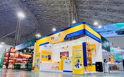 Khách hàng trải nghiệm tài chính số cùng PVcomBank tại Hội chợ mùa Thu 2025