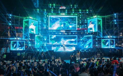 Ngàn khán giả đội mưa, “quẩy hết mình” trong đêm nhạc VPBank Prime Night có RHYDER, Hà Nhi