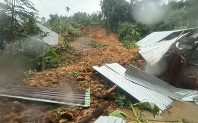 Sau tiếng nổ lớn, ngọn đồi đổ sập vùi lấp hoàn toàn 2 ngôi nhà