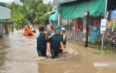 Nước lũ dâng nhanh, công an, dân quân Lâm Đồng cõng dân ra khỏi vùng nguy hiểm