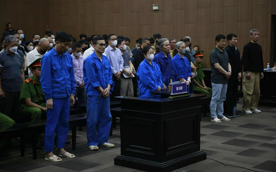 Tiền ở đâu ra mà nhiều thế?