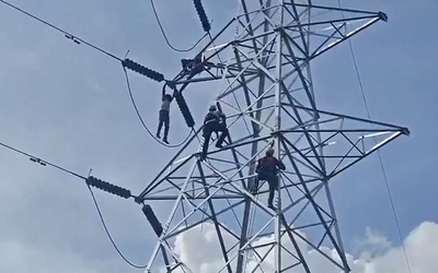Người đàn ông rơi từ trên cột điện cao thế xuống đất