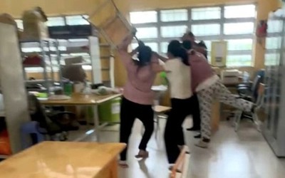 Thầy giáo bị tố nhắn tin thân mật với nữ sinh, phụ huynh xông vào trường hành hung