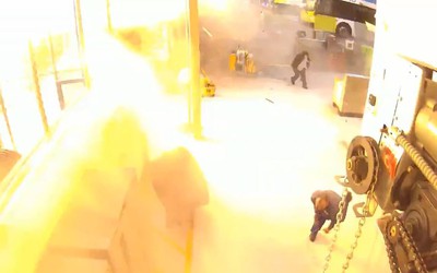 Nổ lớn ở kho bảo dưỡng xe buýt khiến 2 công nhân tử vong