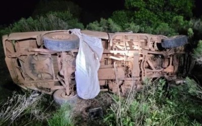 Xe tải đâm vào tổ ong, cha và con gái tử vong