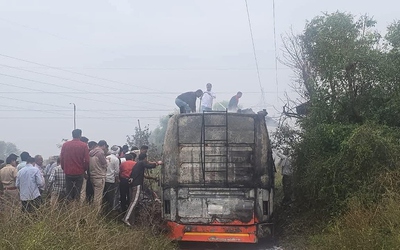 Xe buýt bốc cháy khi chạm vào dây điện cao thế, 2 người tử vong