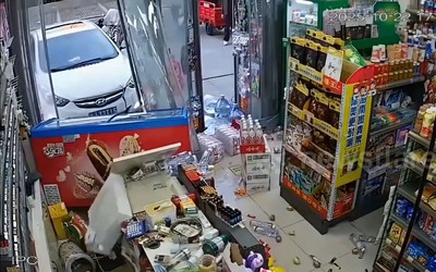 Đạp nhầm chân ga, nữ tài xế khiến ô tô lao vào cửa hàng tiện lợi