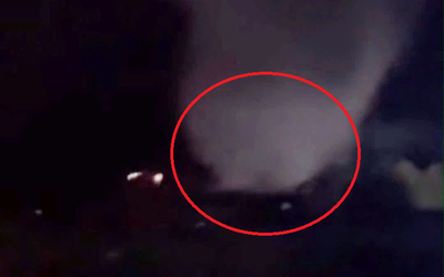 Nhìn lên trời, người dân thấy cảnh tượng "nổi da gà" giữa đêm