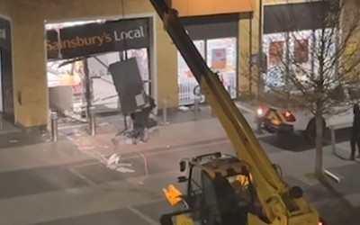 Trộm táo tợn dùng máy nâng đánh cắp cây ATM trong đêm