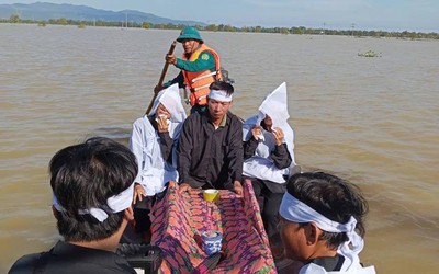 Hà Tĩnh: Nước lũ bao phủ xóm làng, người dân phải chèo thuyền tổ chức tang lễ