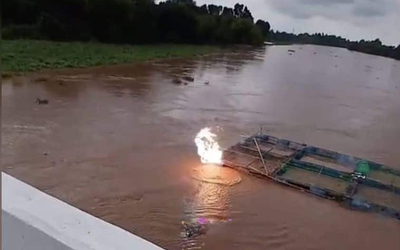 Chạm vào dây điện cao thế, người đàn ông bị điện giật rơi xuống sông