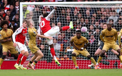 Arsenal hụt kỷ lục vì cú sút gây tranh cãi