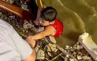 Cứu bé trai trôi dạt giữa sông, câu chuyện phía sau khiến ai cũng nghẹn lòng