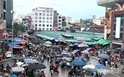 Lòng đường bị “nuốt chửng”, tuyến phố trước chợ Vinh thành điểm nóng lấn chiếm