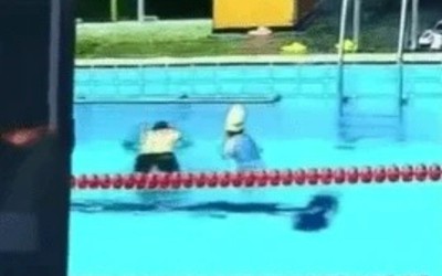 Người đàn ông 36 tuổi gãy đốt sống cổ, tử vong khi dạy con gái tập bơi