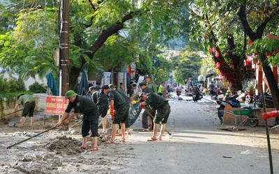 Xúc động hình ảnh chiến sĩ Công an Quảng Trị làm nhiệm vụ đặc biệt tại Huế