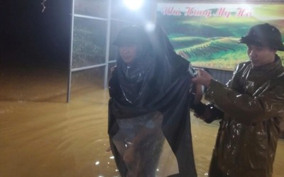 Mưa lớn, triều cường dâng nhanh người dân Hà Tĩnh trắng đêm chạy lũ