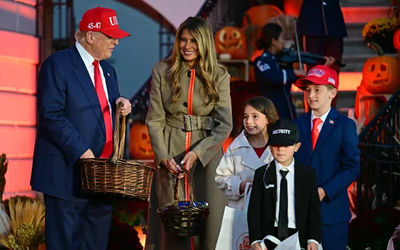 Trở về từ chuyến công du châu Á, Tổng thống Trump mang không khí lễ hội đến Nhà Trắng