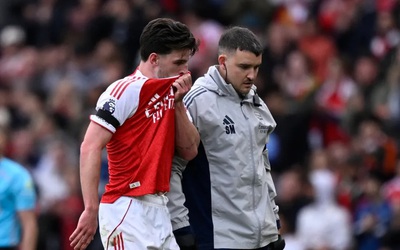 Arsenal trả giá đắt cho trận thắng West Ham