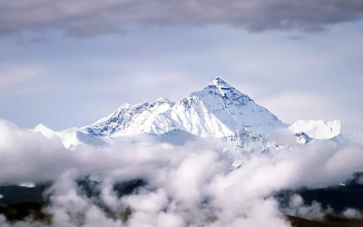 Gần 1.000 người bị mắc kẹt trên đỉnh Everest sau một trận bão tuyết lớn