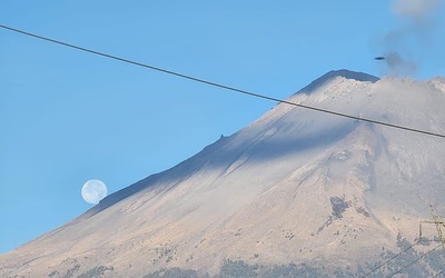 UFO bí ẩn xuất hiện tại ngọn núi lửa đang hoạt động